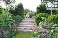Escaliers dans le jardin à flanc de colline 