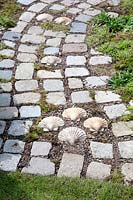 Chemin avec coquilles Saint-Jacques et pavé en pierre naturelle 