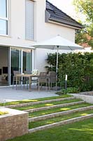 Terrasse avec meubles Gloster, dalles de terrasse en dolomite de Wachenzeller 