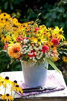 Bouquet de fleurs du jardin, Rudbeckia, Dahlia, Helenium, Chasmanthium latifolium, Hypericum 