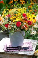 Bouquet de fleurs du jardin, Rudbeckia, Dahlia, Helenium, Chasmanthium latifolium, Hypericum, Anethum graveolens 