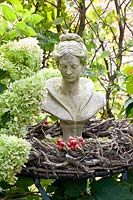 Un buste qui attire l'attention dans le jardin 