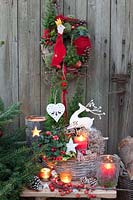 Décoration de Noël avec couronne de porte, baies factices et conifères nains, Gaultheria, Coniferales 