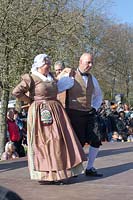 Danser en costume hollandais historique à Keukenhof 