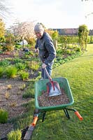 Homme jardinant 