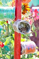 Mangeoire à oiseaux fabriquée à partir de boîtes de conserve 