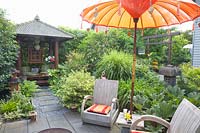 Coin salon dans le jardin avec parasol de Bali 