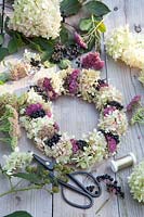 Couronne avec ingrédients, fleurs d'Hydrangea paniculata Limelight, Sedum Herbstfreude, Sedum Mr. Goodbud 