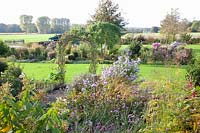 Jardin rural en automne 