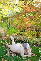 Jardin d'automne avec sculpture, Acer, Aster divaricatus 