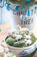 Décoration de table de Noël, mouton jouet antique dans un bol avec de la mousse 