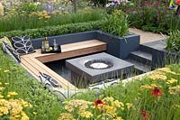 Jardin en contrebas moderne avec cheminée 