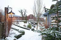Jardin de maison de campagne en hiver 