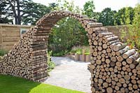 Arche faite de troncs d'arbres 