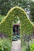 Arche de hêtre dans le jardin de la maison de campagne, Fagus sylvatica 