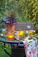 Table avec lanternes dans le jardin d’automne 