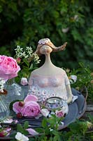 Buste en poterie d'une jeune fille aux roses 