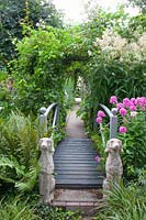 Pont dans le jardin 