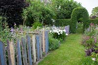 Jardin de maison de campagne avec clôture et haie de hêtres, Fagus sylvatica 