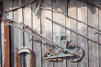 Vieux outils de jardin sur le mur 