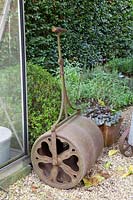 Rouleau à gazon antique comme décoration de jardin 