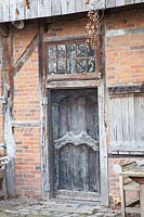 Porte fabriquée à partir de vieux matériaux de construction 