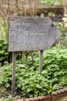 Panneau en bois à Cerney House Gardens en mars 