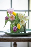 Mélange de tulipes frangées dans des vases verts exposés.Petit bouquet de fleurs. 
