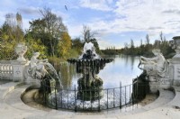 Fontaine Tazza et statues de nymphes d'eau dans les jardins italiens, Kensington Gardens, Londres, avec vue sur Long Water reliant le lac Serpentine. 