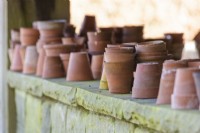 Disposition de pots en terre cuite sur une corniche 