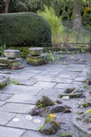 Le jardin pavé de York Gate en février. 