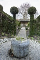 Pot en pierre avec bulbes au York Gate Garden en février 