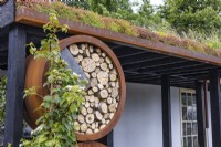 Hôtel à insectes rond en bois et anneau rouillé dans un jardin urbain. Concepteur : Nicola Haines, Citroën Power of One au Bord Bia Bloom Dublin 2023 