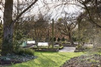 Parterres de fleurs informels et herbe à Ivy Croft en janvier 