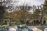 Jardin potager formel encadré d'arbres fruitiers en espalier à Ivy Croft en janvier 