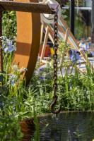 Une pièce d'eau surélevée utilisant une cornière en acier récupéré - 'Concrete 2.0' - designer Ian McBain - RHS Malvern Spring Festival 2024 