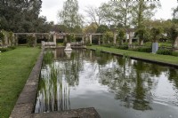Jardins botaniques de l'Université de Leicester Angleterre Royaume-Uni. Vues générales. Bassin ornemental. 