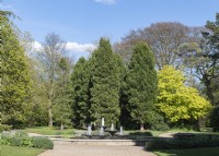 Jardins botaniques de Cambridge Angleterre Royaume-Uni. Vues générales. Fontaine 
