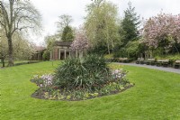 Valley Gardens Harrogate Yorkshire Angleterre Royaume-Uni. Vues générales.Parterre de fleurs circulaire avec des annuelles printanières de tulipes 